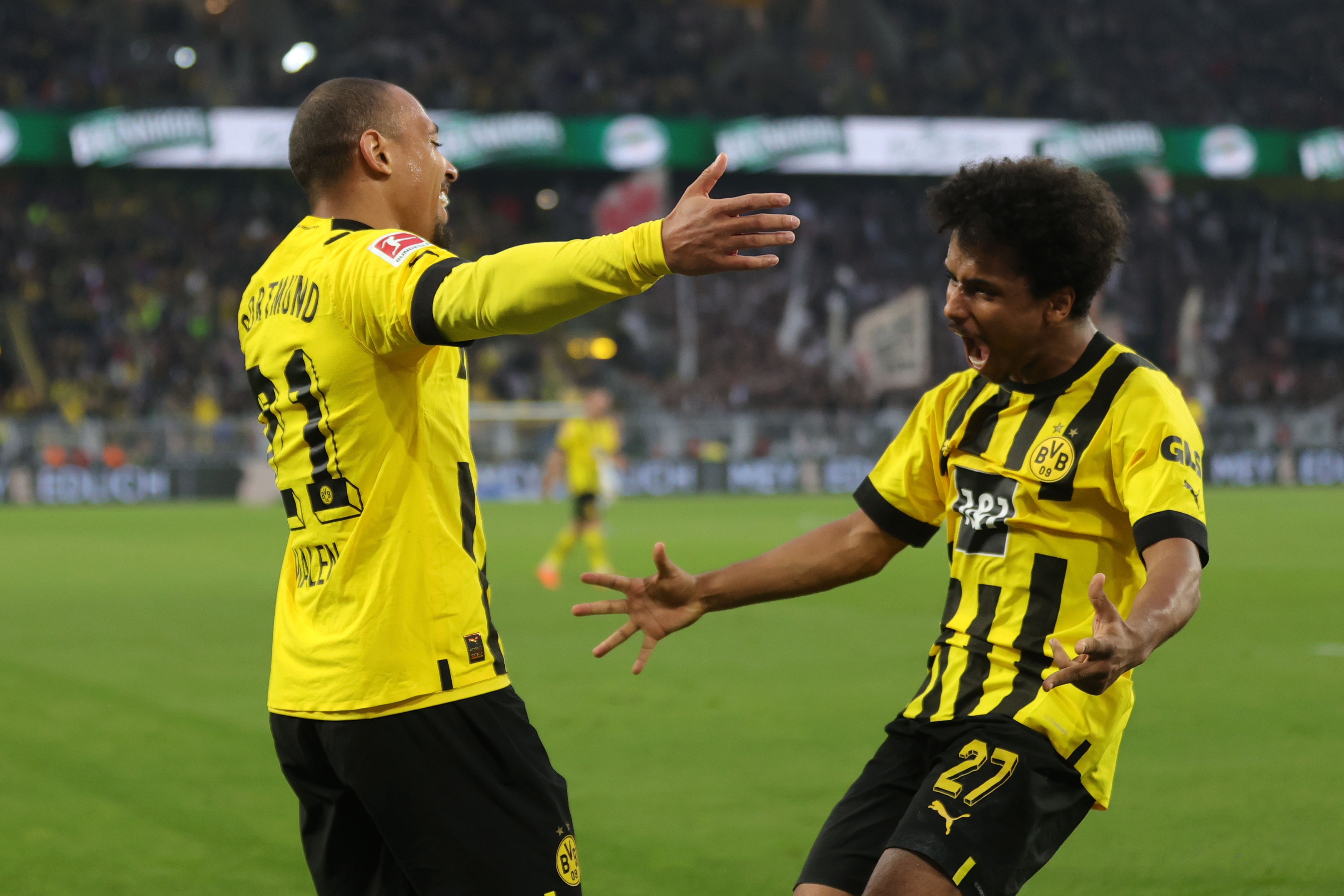 Dortmund (Germany), 22/04/2023.- Dortmund's Donyell Malen (L) celebrates with teammate Karim Adeyemi (R) after scoring the 4-0 during the German Bundesliga soccer match between Borussia Dortmund and Eintracht Frankfurt in Dortmund, Germany, 22 April 2023. (Alemania, Rusia) EFE/EPA/FRIEDEMANN VOGEL CONDITIONS - ATTENTION: The DFL regulations prohibit any use of photographs as image sequences and/or quasi-video.