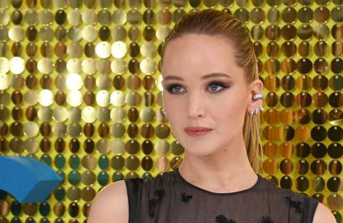 Jennifer Lawrence demuestra que el estilo del cine clásico no muere con este look