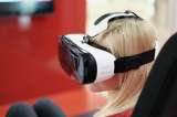La chaqueta de realidad virtual con la que se pueden sentir abrazos o golpes
