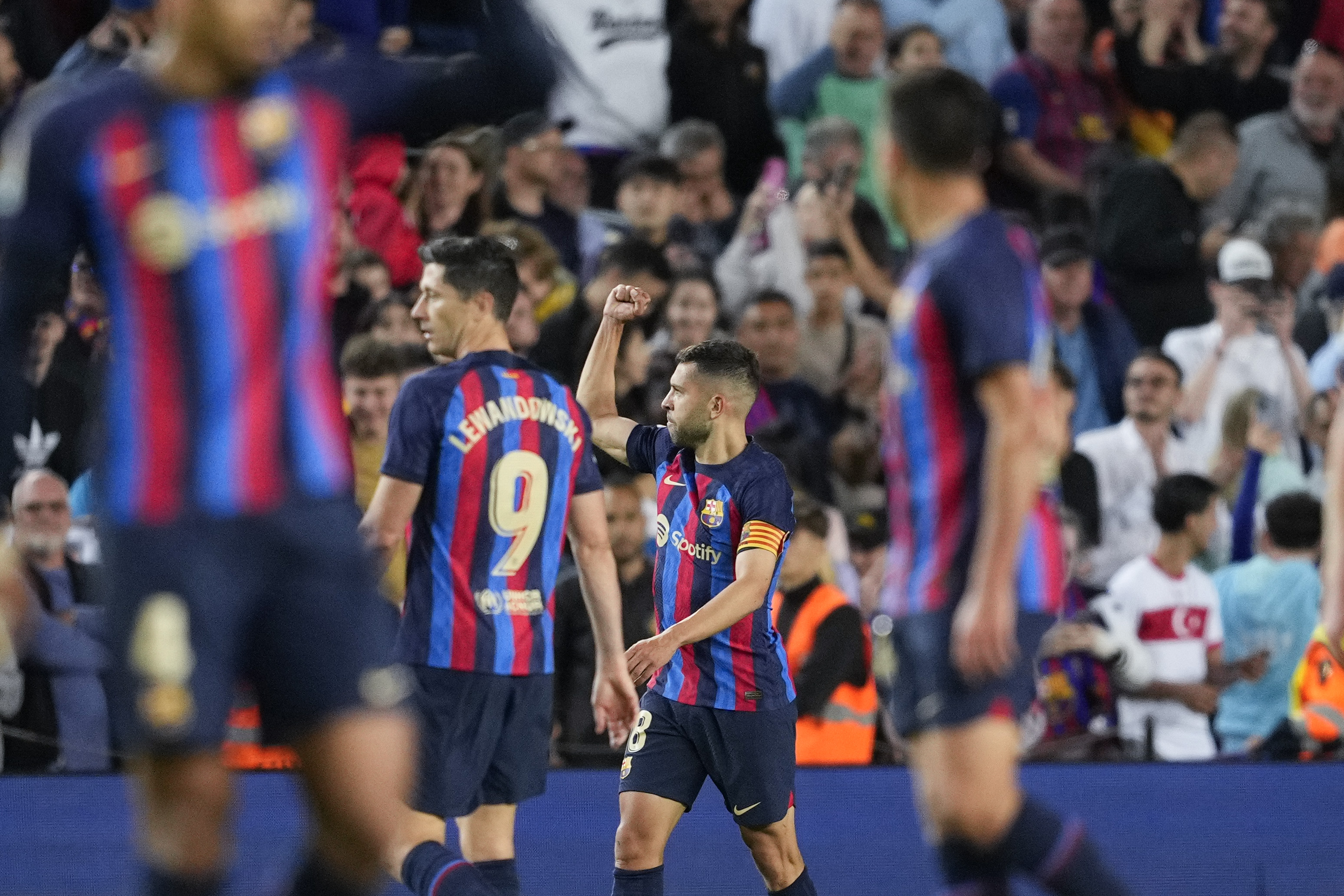 BARCELONA 02/05/2023.- El defensa del FC Barcelona Jordi Alba (2d) celebra la victoria de su equipo tras finalizar el partido correspondiente a la jornada 33 de LaLiga Santander que disputan FC Barcelona y CA Osasuna este martes en el Spotify Camp Nou de la Ciudad Condal. EFE/ Alejandro Garcia