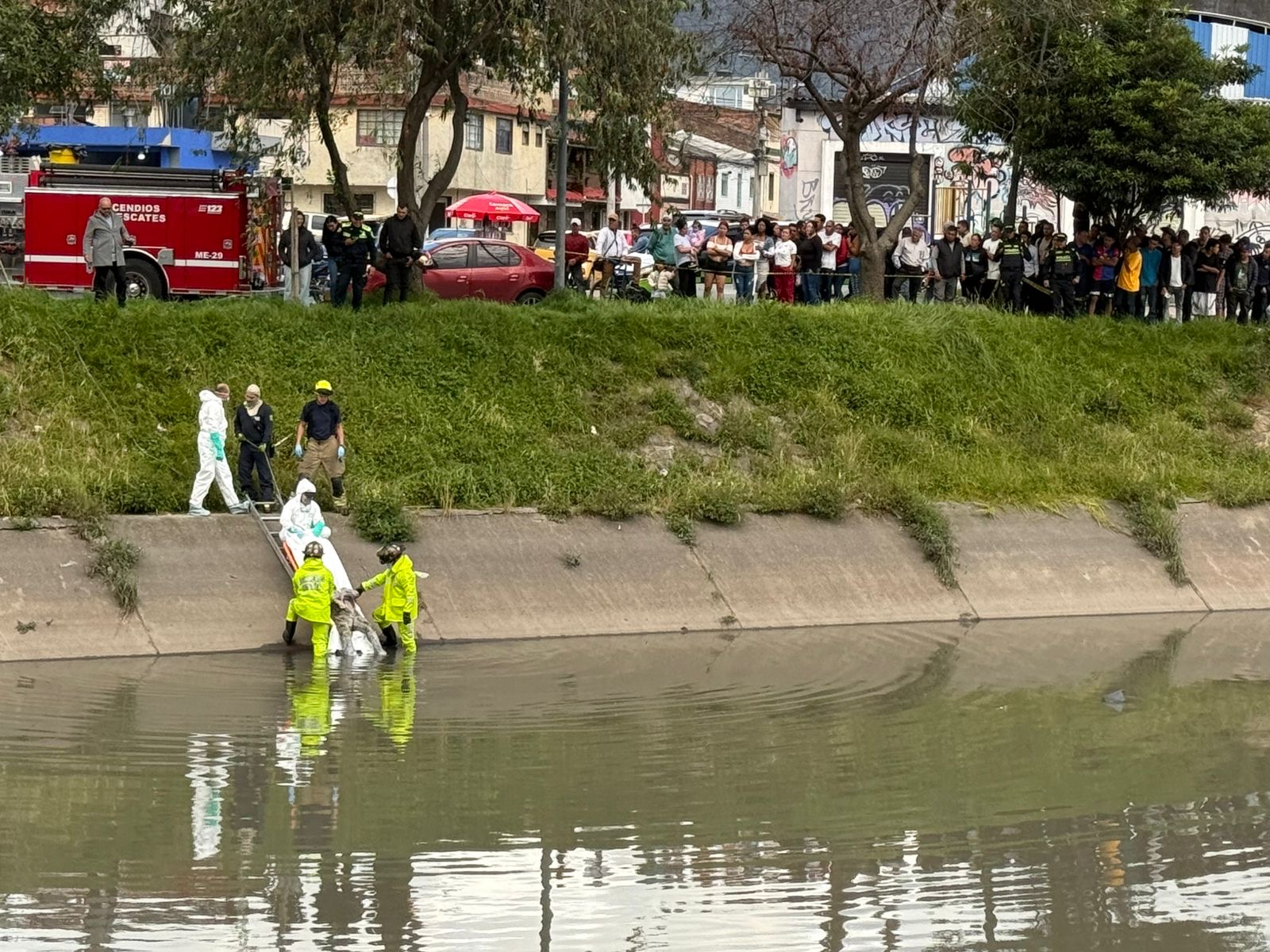 De acuerdo con información preliminar, el hecho se registró en la calle 75 con carrera 57, donde ciudadanos reportaron la presencia del cadáver en el caño del sector.