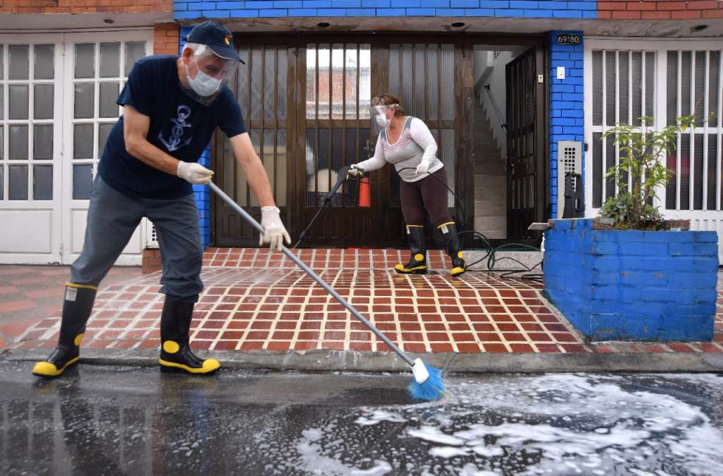 La tasa estimada de ataque secundario entre los contactos del hogar fue 12.4% cuando los contactos del hogar se definieron sobre la base de parientes cercanos y 17.1% cuando los contactos del hogar se definieron sobre la base de la dirección residencial.