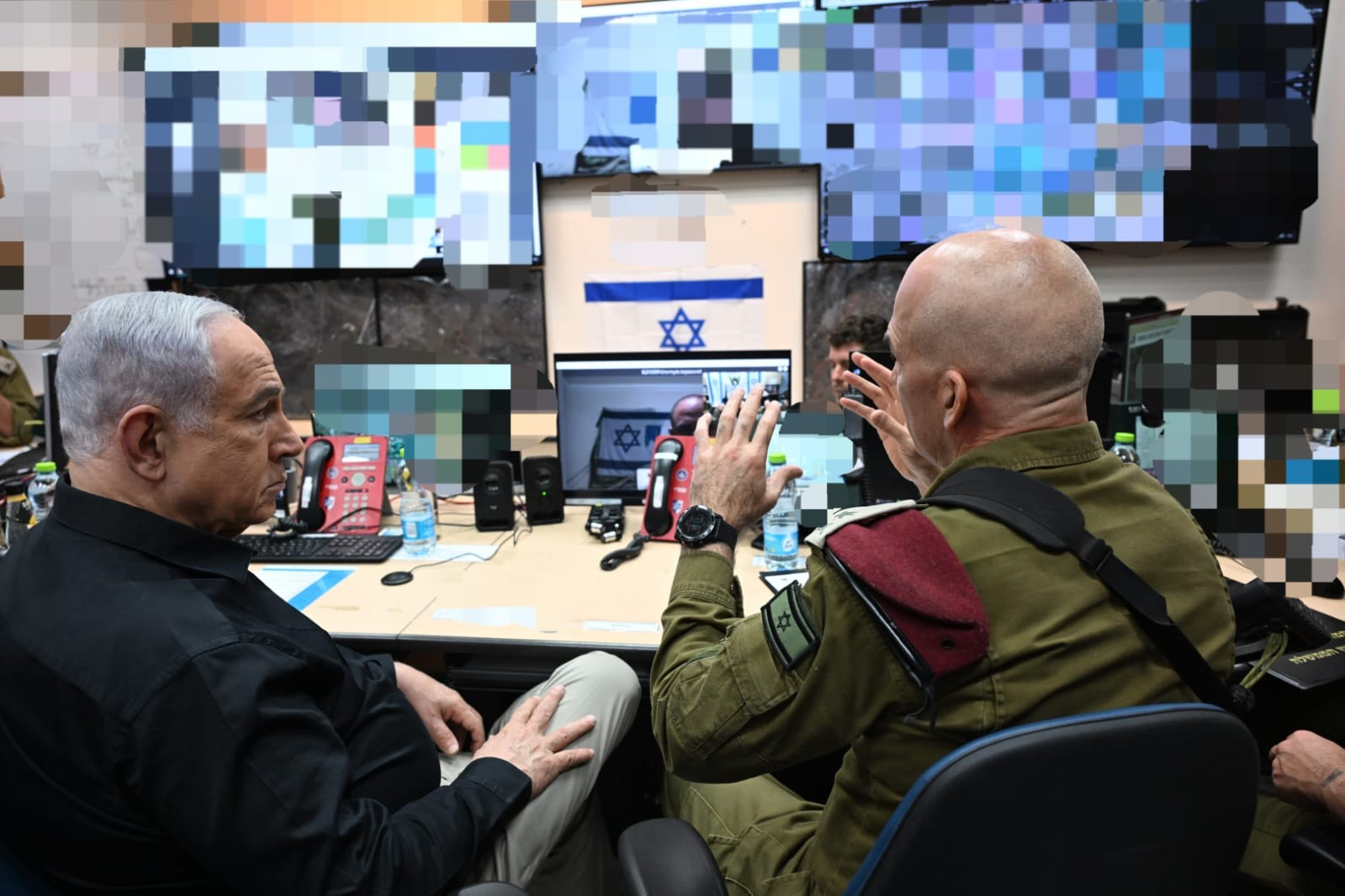 JERUSALÉN, 06/10/2024.- El primer ministro israelí, Bejamín Netanyahu, afirmó este domingo en una reunión con soldados desplegados en el frente norte del país, próximos a la divisoria con el Líbano, que Israel está "cambiando la realidad de un extremo al otro". "Hace un año sufrimos un golpe terrible. En los últimos 12 meses, estamos cambiando la realidad de un extremo al otro. El mundo entero se ríe de los golpes que dais a nuestros enemigos y yo os saludo y os digo: sois la generación de la victoria", dijo Netanyahu a soldados de la división 36ª, según un comunicado de su Oficina. EFE/Oficina de prensa Netanyahu -SÓLO USO EDITORIAL / SÓLO DISPONIBLE PARA ILUSTRAR LA NOTICIA QUE ACOMPAÑA (CRÉDITO OBLIGATORIO)-