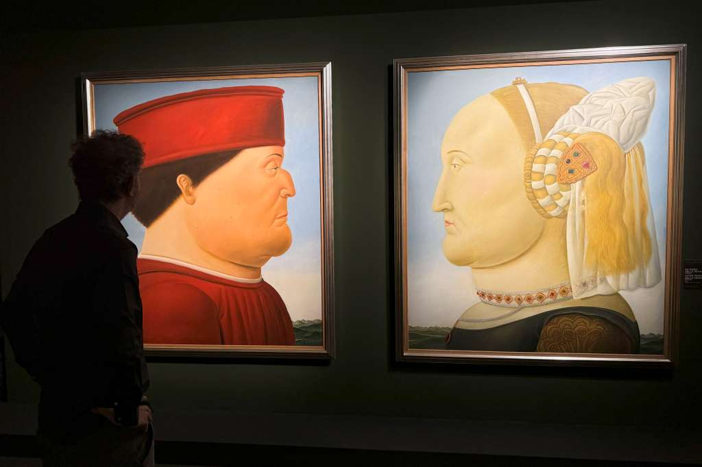 ROMA, 16/09/2024.- El universo único del artista colombiano Fernando Botero ha llegado al centro de Roma con la mayor exposición sobre su obra organizada en Italia, su segunda patria, todo un homenaje a un año de su muerte con lienzos famosos, también inéditos y otros que entrañan en su pintura historias personales del maestro.EFE/ Gonzalo Sánchez