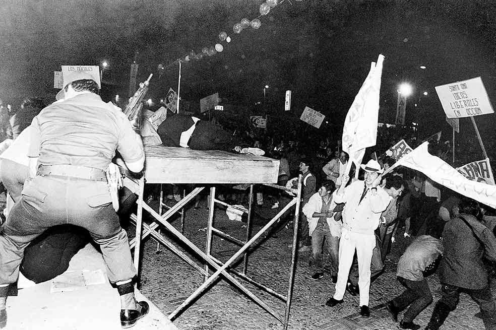 Hacia las 8:45 de la noche, en una tarima situada en la plaza central de Soacha (Cundinamarca), fue asesinado el entonces precandidato presidencial Luis Carlos Galán Sarmiento. Con más del 60% de favorabilidad en las encuestas, estaba a nueve meses de convertirse en el sucesor de Virgilio Barco en la Casa de Nariño. Sin embargo, el narcotráfico frustró su ascenso al poder, causando de paso un dolor colectivo a Colombia.