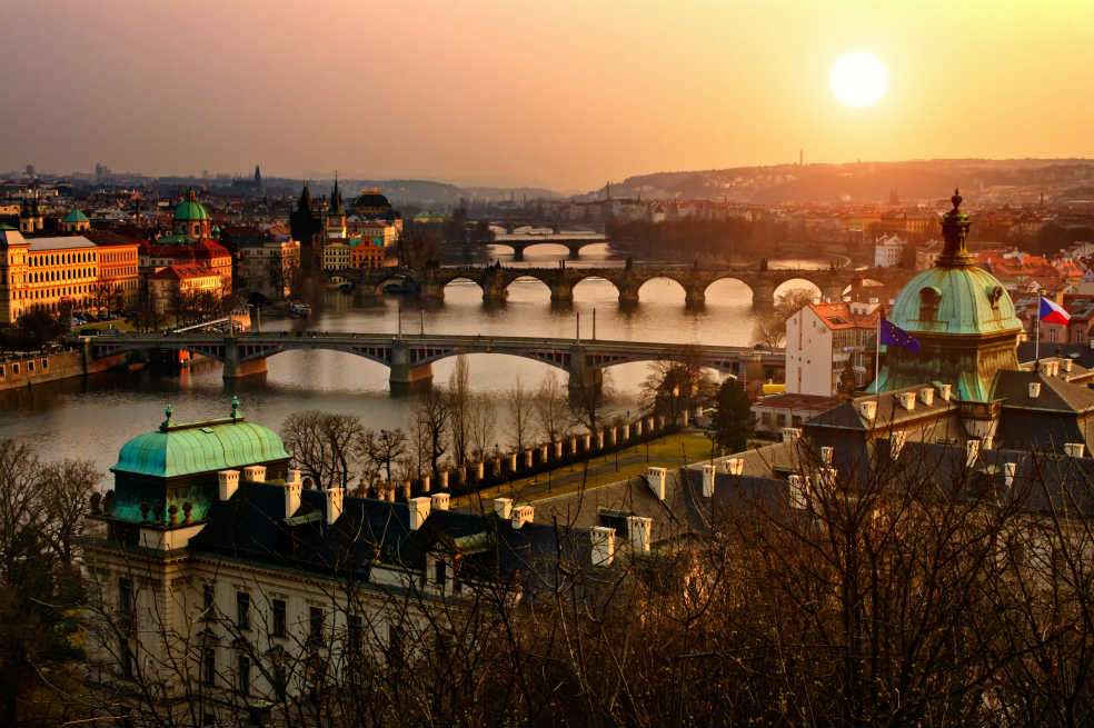 Con más de un millón de habitantes, Praga, conocida como la Ciudad Dorada, encanta con su ambiente medieval. Las iglesias y castillos recuerdan los cuentos de hadas. / 123rf