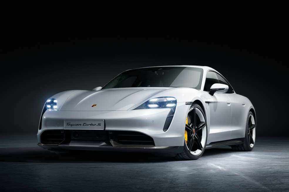Auto de lujo del año(World Luxury Car)Porsche se llevó el premio a coche de lujo del año con su referencia Taycan, un vehículo presentado al mundo durante el Salón del Automóvil de Frankfurt, en 2019. Este deportivo de altas prestaciones es la apuesta eléctrica de la casa alemana. Sin duda alguna un importante paso hacia un futuro con menos emisiones, dentro de un segmento en el que el público exige sensaciones al volante, lujo y confort en su interior. Su precio oscila entre los 150.000 y los 190.000 euros.