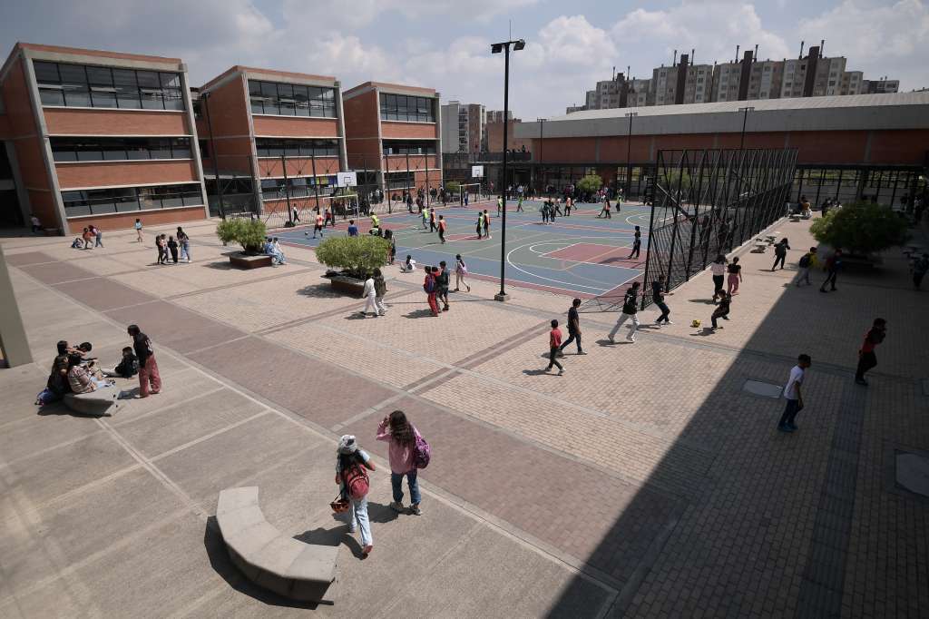 Estudiante de este colegio público ubicado en Bosa, Usan el celular.