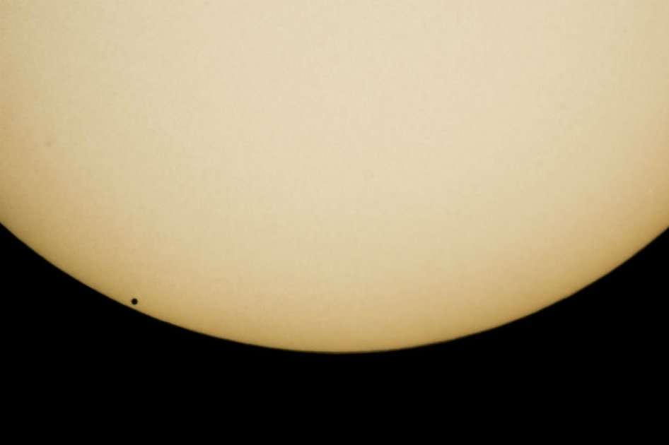 El paso del planeta más pequeño del sistema solar, mercurio, frente al sol, tomada desde Hugría. / EFE