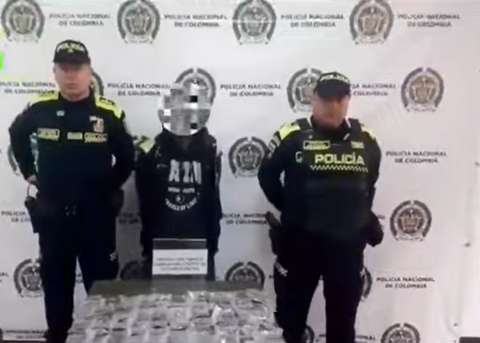 Cae sujeto cargado de chocolates con marihuana, afuera de un colegio en Bosa