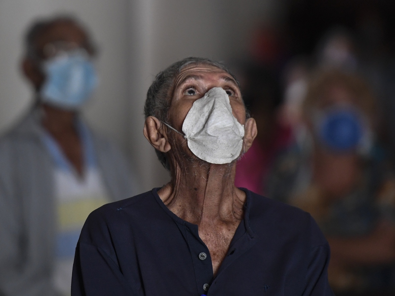 Los ancianos son los más afectados por la pandemia en Venezuela; muchos han decidido migrar ante la pobreza y la falta de medicinas. La soledad también se ha incrementado. / AP
