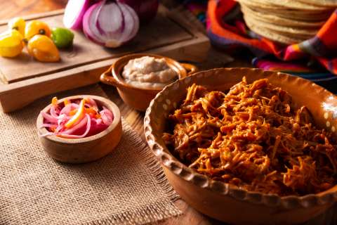 Carne desmechada al estilo cochinita pibil
