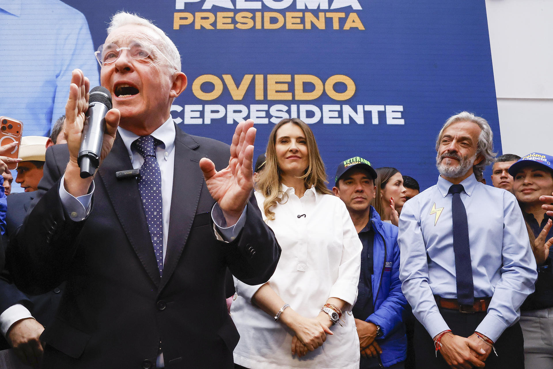 AME3677. BOGOTÁ (COLOMBIA), 13/03/2026.- El expresidente de Colombia Álvaro Uribe Vélez (i) habla este viernes, durante la inscripción de la candidatura a la Presidencia de Colombia por el partido Centro Democrático, Paloma Valencia (c), junto a su fórmula vicepresidencial, Juan Daniel Oviedo (d) en la Registraduría Nacional del Estado Civil, en Bogotá (Colombia). Colombia tendrá doce candidatos a las elecciones presidenciales del próximo 31 de mayo, que tienen plazo hasta este viernes para inscribirse con sus compañeros de fórmula. EFE/ Mauricio Dueñas Castañeda