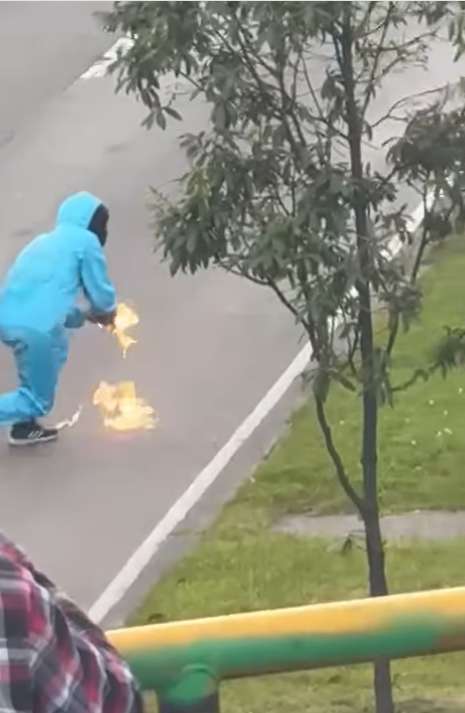 Encapuchados lanzaron bombas molotov contra carros particulares en Bogotá