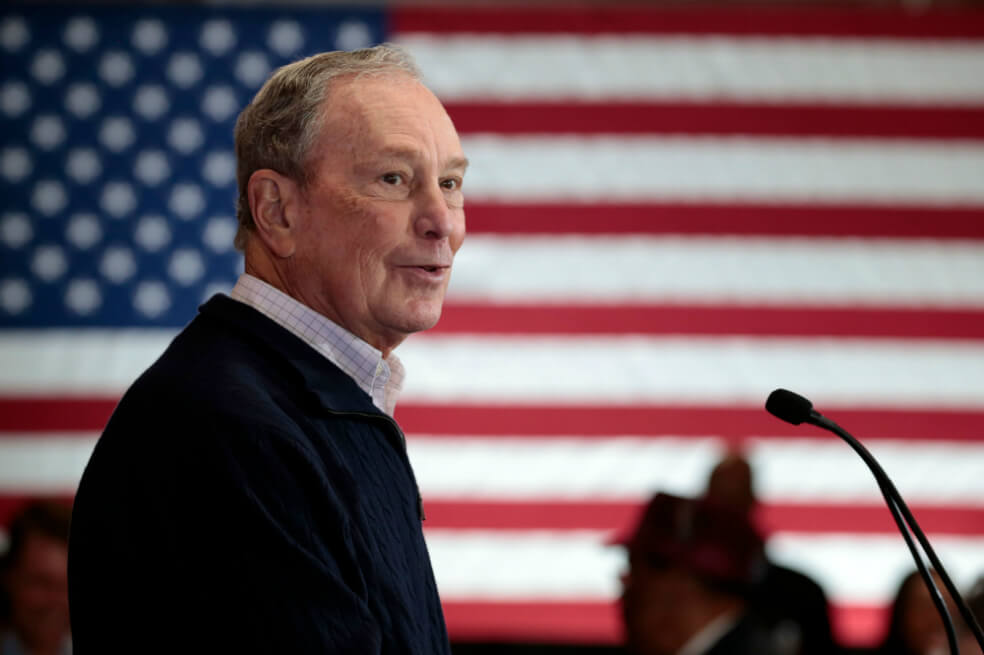 Michael Bloomberg enfrentará por primera vez a sus rivales que buscan la nominación del Partido Demócrata. / AFP