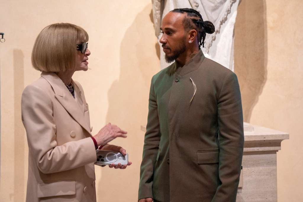 USA7590. NUEVA YORK (NY, EEUU), 09/10/2024.- El piloto británico de Formula Uno, Lewis Hamilton, habla con la redactora jefe de la revista Vogue, Anna Wintour, durante una conferencia de prensa sobre la exposición 'Superfine: Tailoring Black Style' este miércoles en la sede del Museo Metropolitano (Met) de Nueva York (EE.UU.). El MET Museum de Nueva York indagará en el 'dandismo' de los hombres negros en su gran exposición de primavera de 2025, que a su vez marca el tema de la célebre MET Gala que se celebrará el 5 de mayo de ese año. EFE/Ángel Colmenares