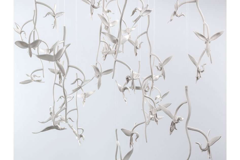 Arriba, detalle de “Góngoras”, orquídeas en porcelana hechas a mano. Abajo, “Desplazamiento I”, vestido de bautizo estampado.  / Fotos: Cortesía
