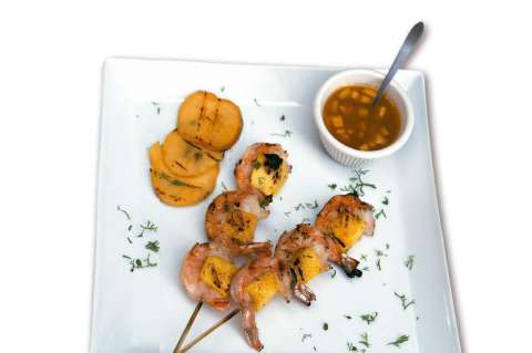 Pincho de langostinos con mango y salsa de durazno