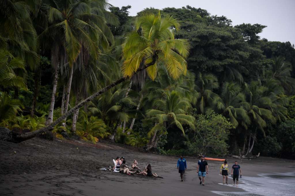 La selva del Darién que se funde con la playa y llega hasta el mar es el telón de fondo de muchas experiencias que se viven en el Chocó, departamento que te ofrece innumerables atractivos turísticos naturales y culturales.