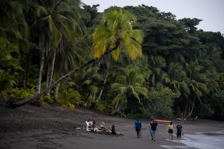 La selva del Darién que se funde con la playa y llega hasta el mar es el telón de fondo de muchas experiencias que se viven en el Chocó, departamento que te ofrece innumerables atractivos turísticos naturales y culturales.