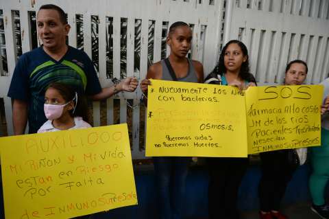Padres de niños venezolanos se encadenan en hospital para exigir medicinas