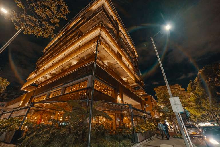 La Zona T y la Zona G conforman dos de los principales referentes gastronómicos y de entretenimiento de Bogotá. Mientras la Zona T destaca por su ambiente moderno, su vida nocturna, las tiendas de moda y su cercanía con centros comerciales como Andino, El Retiro y Atlantis, la Zona G es reconocida por concentrar algunos de los mejores restaurantes de alta cocina de la ciudad, además de cafés y espacios con un ambiente más tranquilo y sofisticado. Juntas ofrecen una combinación ideal de gastronomía, compras y diversión para locales y visitantes.