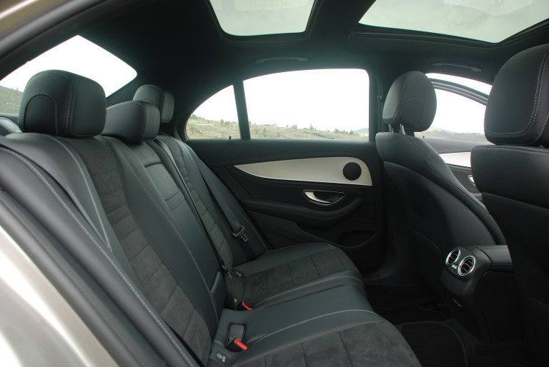 En toda la consola e incluso en las puertas, el sistema diseñado por Mercedes hace que con tan solo volver al comando de “Hey Mercedes”, se puedo personalizar el interior del vehículo con 64 colores distintos.