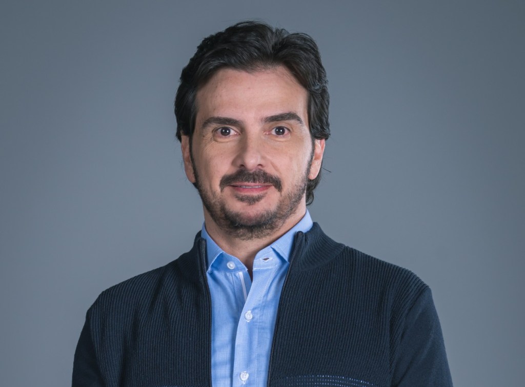 El actor, quien interpreta a Nibardo Matallana en “La Influencer”, ha logrado consolidarse en la actuación como un rostro familiar para el público, sin dejar de lado una faceta que tal vez, muchos no conocen: la música. Dos pasiones que, para él, son inseparables.