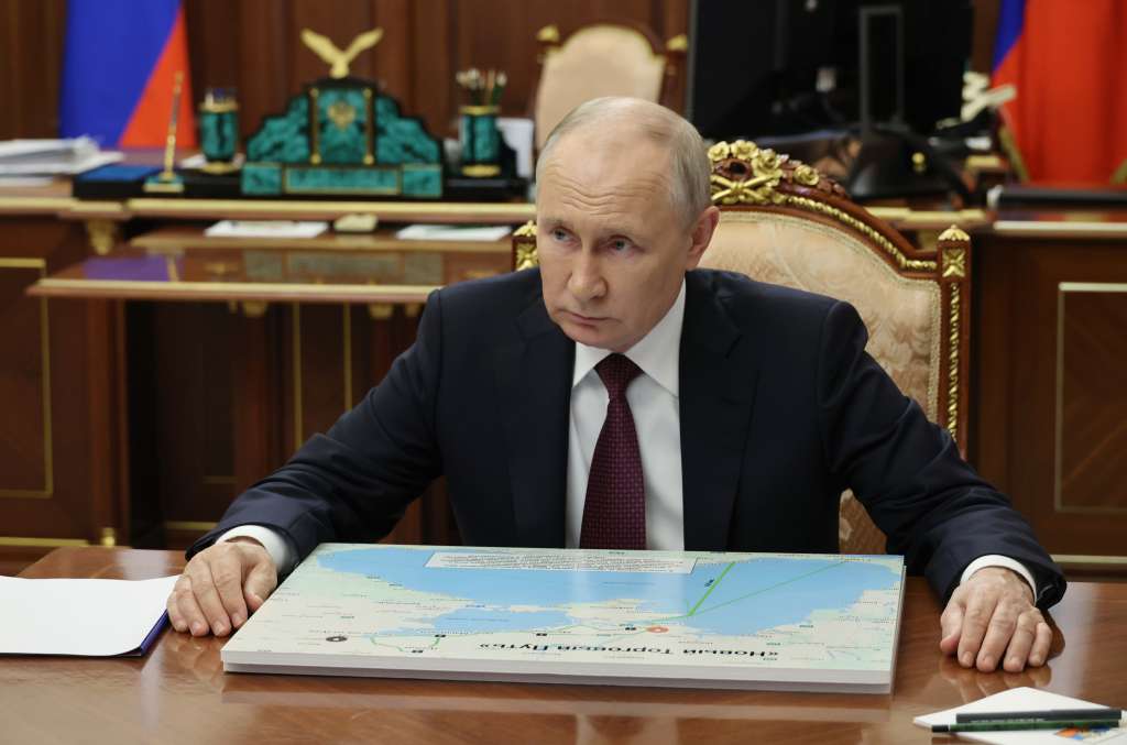 Moscow (Russian Federation), 23/08/2023.- Russian President Vladimir Putin (R) meets with acting governor of the Kherson region Vladimir Saldo at the Kremlin in Moscow, Russia, 24 August 2023. (Rusia, Ucrania, Moscú) EFE/EPA/MIKHAEL KLIMENTYEV/SPUTNIK/KREMLIN POOL MANDATORY CREDIT