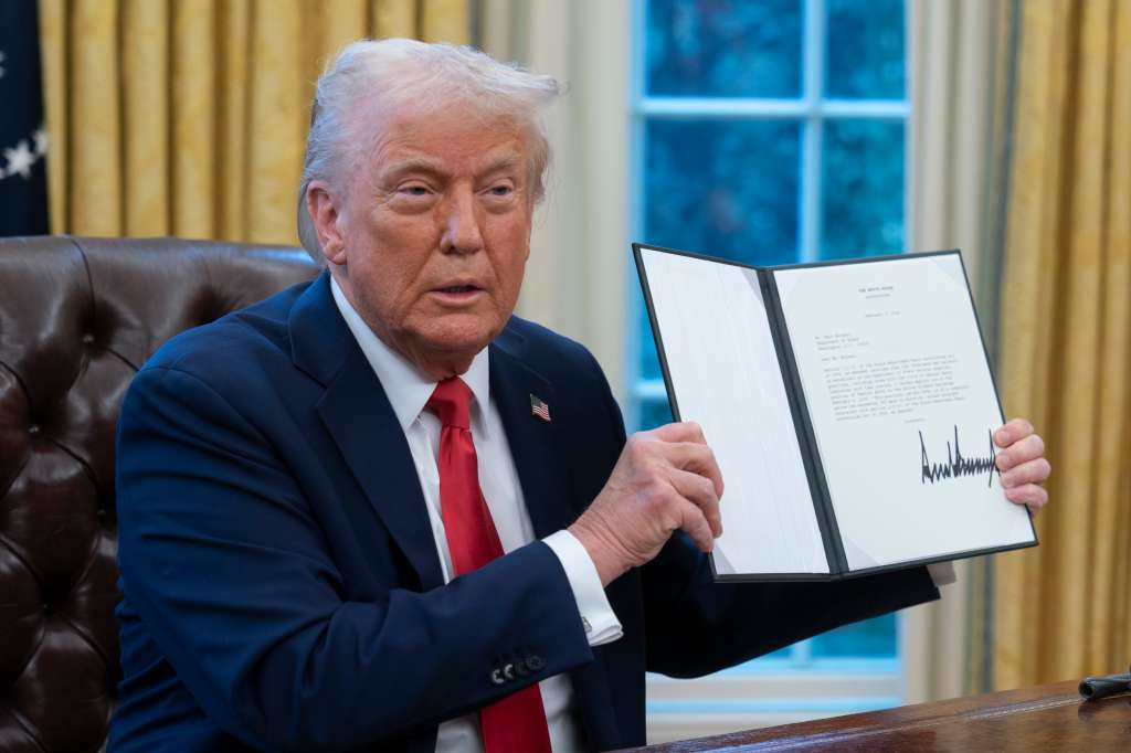 Washington (United States), 03/02/2025.- US President Donald Trump speaks as he signs executive orders in the Oval Office of the White House in Washington, DC, USA, 03 February 2025. EFE/EPA/CHRIS KLEPONIS / POOL