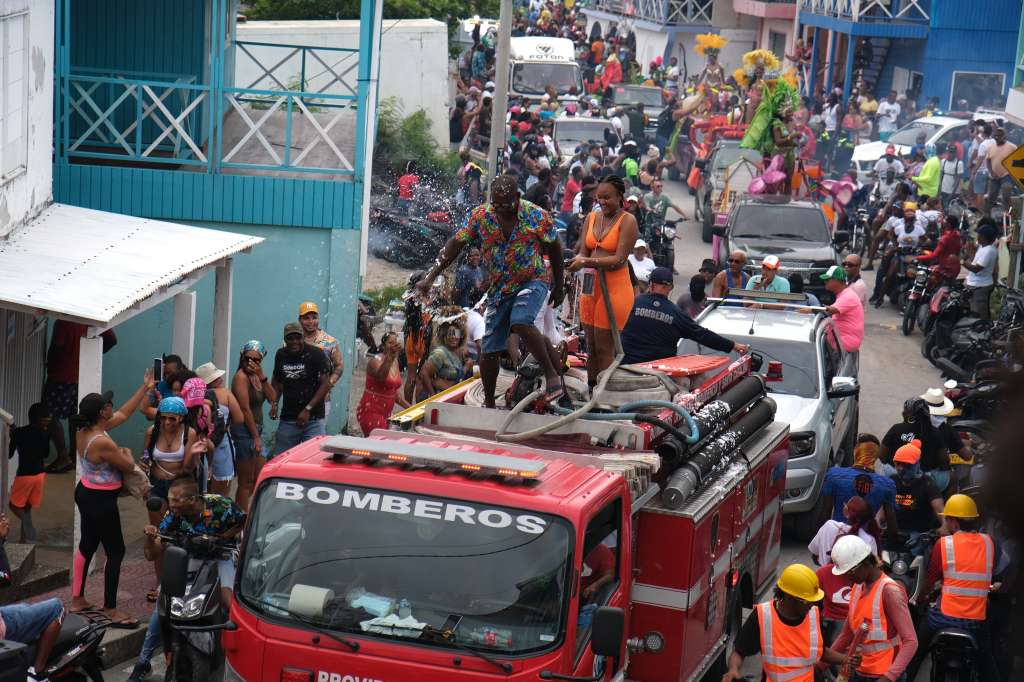 El 22 de junio de 2023 una caravana de carrozas le dio la vuelta a la isla. Las representantes de cada sector iban acompañadas por jóvenes en motos que se pavoneaban por tener los vehículos más veloces y ruidosos.