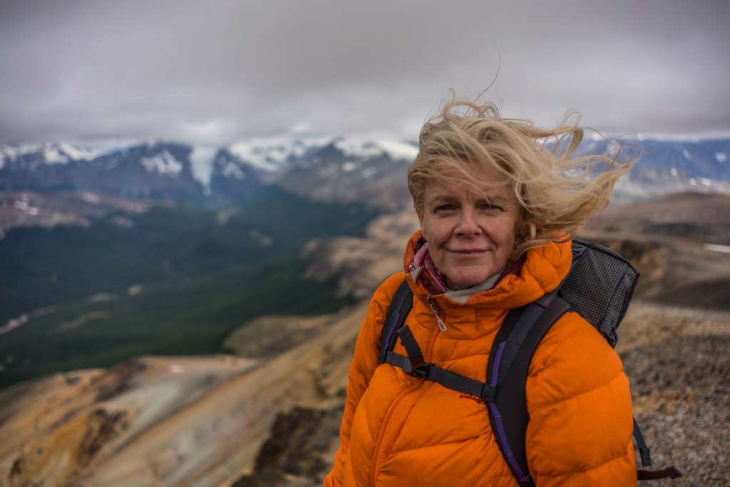Kristine Tompkins en una caminata en la cordillera de la Patagonia chilena.