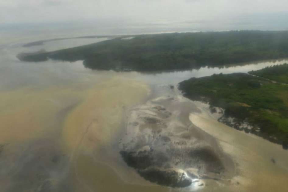 Emergencia ambiental y sanitaria en Tumaco por derrame de petróleo. / Presidencia de la República.
