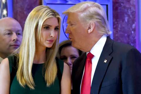 Ivanka Trump dice que preguntarle sobre su padre y las mujeres es "desubicado"