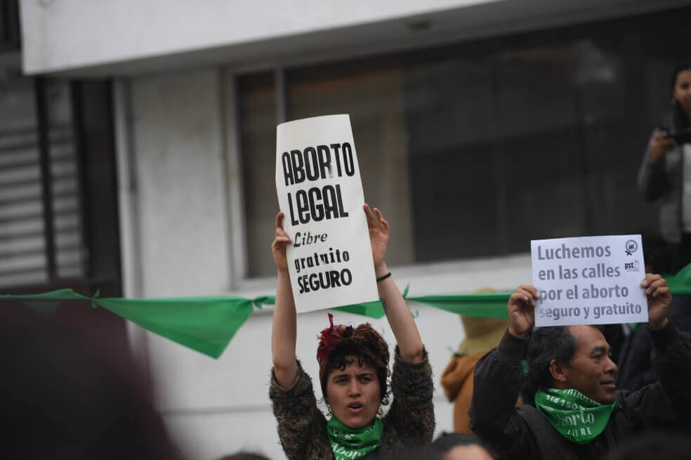 La ponencia de Linares tiene 172 páginas, contando anexos. El documento ya lo estudian sus compañeros y se espera que la próxima semana sea debatido en Sala Plena. / Cristian Garavito - El Espectador