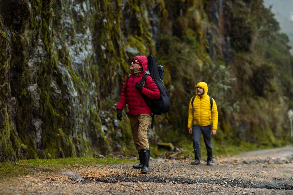 El documental acompaña el viaje de Mateo Hernández, naturalista, y Andrés Cepeda, cantautor, por varios páramos del país.