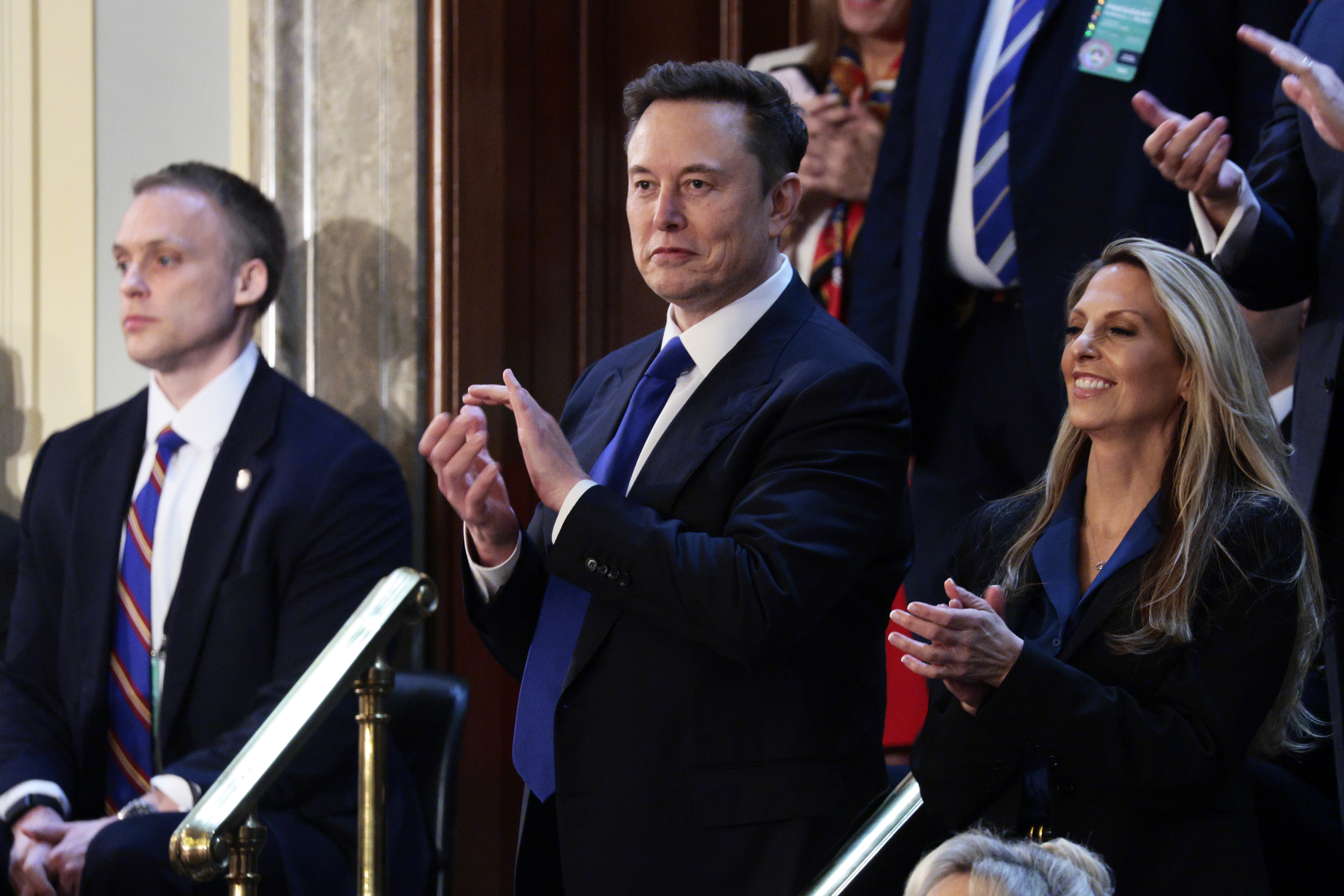 ST001. WASHINGTON (ESTADOS UNIDOS), 06/03/2025.- El asesor principal del presidente de Estados Unidos, Elon Musk (c), aplaude durante una sesión conjunta del Congreso de Estados Unidos este miércoles, en la Cámara de Representantes del Capitolio en Washington (Estados Unidos). Elon ungido entre aplausos es uno de los clics tecnológicos de la semana. Elon Musk ahora está al frente de Departamento de Eficiencia Gubernamental (DOGE) y sirve de ambas manos del presidente de EE.UU., Donald Trump. Musk fue ovacionado por parte de la bancada republicana durante el primer Discurso a la Nación del mandatario estadounidense ante las dos Cámaras del Congreso el pasado martes. EPA/EFE/ Shawn Thew