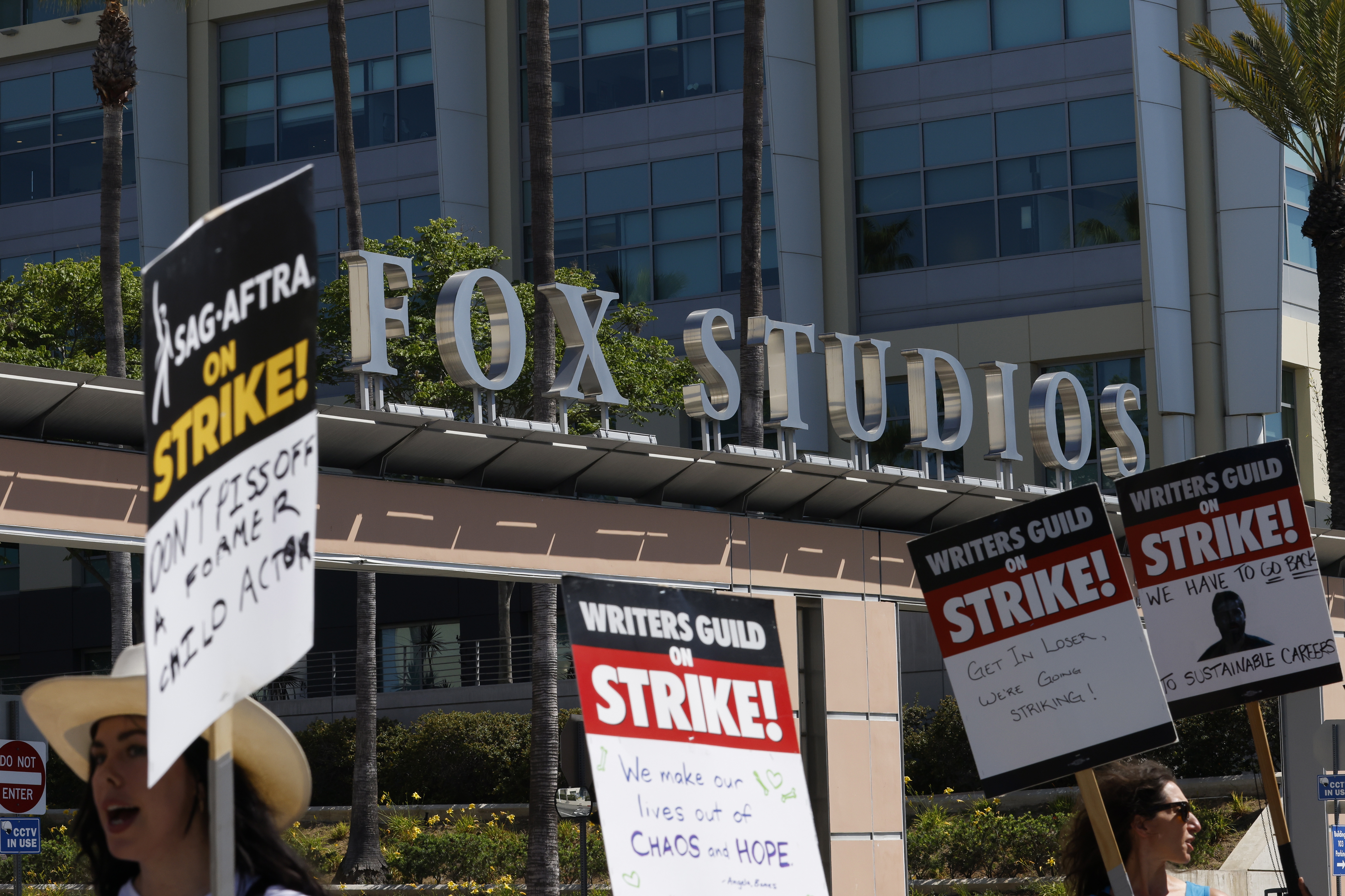 Los Angeles (Usa), 18/07/2023.- Picketers gather outside of Fox Studios in Los Angeles, California, USA, 18 July 2023. SAG-AFTRA (Screen Actors Guild - American Federation of Television and Radio Artists) members join Writers Guild of America members who have been on strike since early May over better wages and working conditions. EFE/EPA/CAROLINE BREHMAN