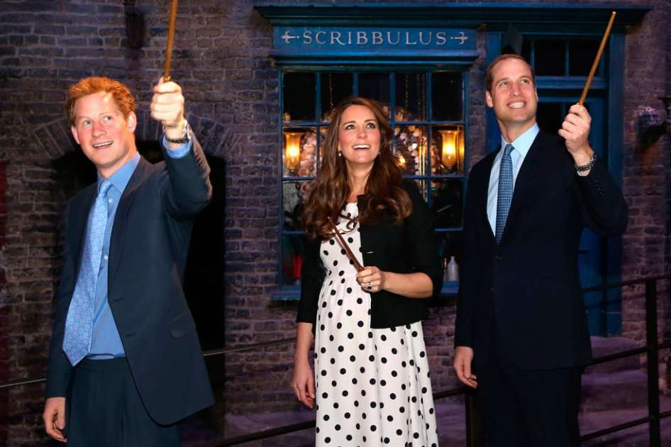 Los duques de Cambridge, Guillermo y Catalina, y el príncipe Enrique en los estudios de cine de Warner Bros en Leavesden, Reino Unido.