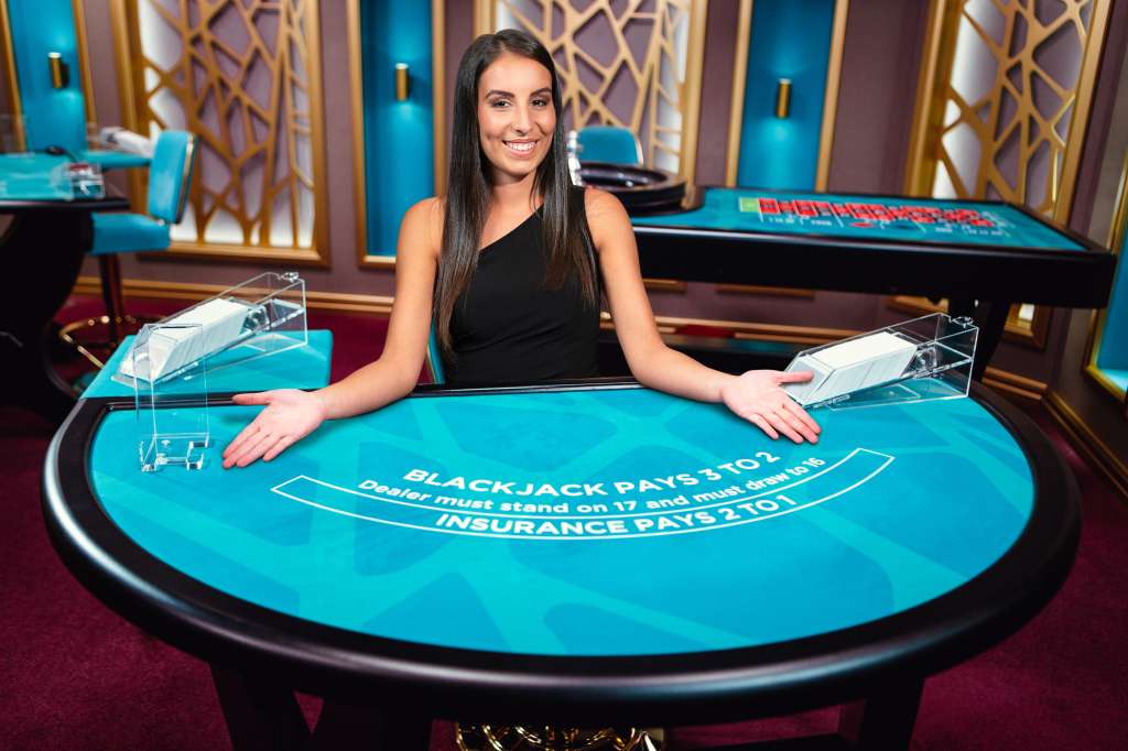 Durante el Blackjack una persona se encarga de repartir las cartas y hacer de esta una experiencia más cercana con el jugador.