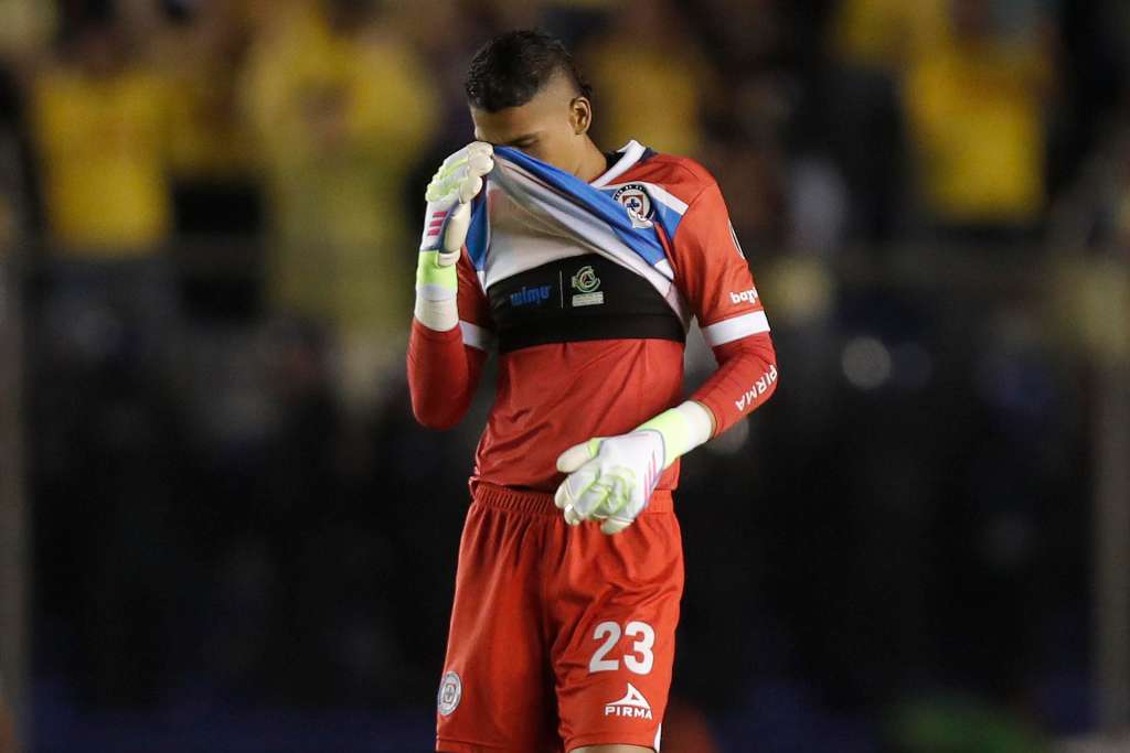 MEX2638. CIUDAD DE MÉXICO (MÉXICO), 18/05/2025.- Kevin Mier de Cruz Azul reacciona este domingo, al final de un partido de vuelta por las semifinales del torneo Clausura 2025 de la Liga MX entre Club América y Cruz Azul en el estadio Ciudad de los Deportes en Ciudad de México (México). EFE/ Isaac Esquivel