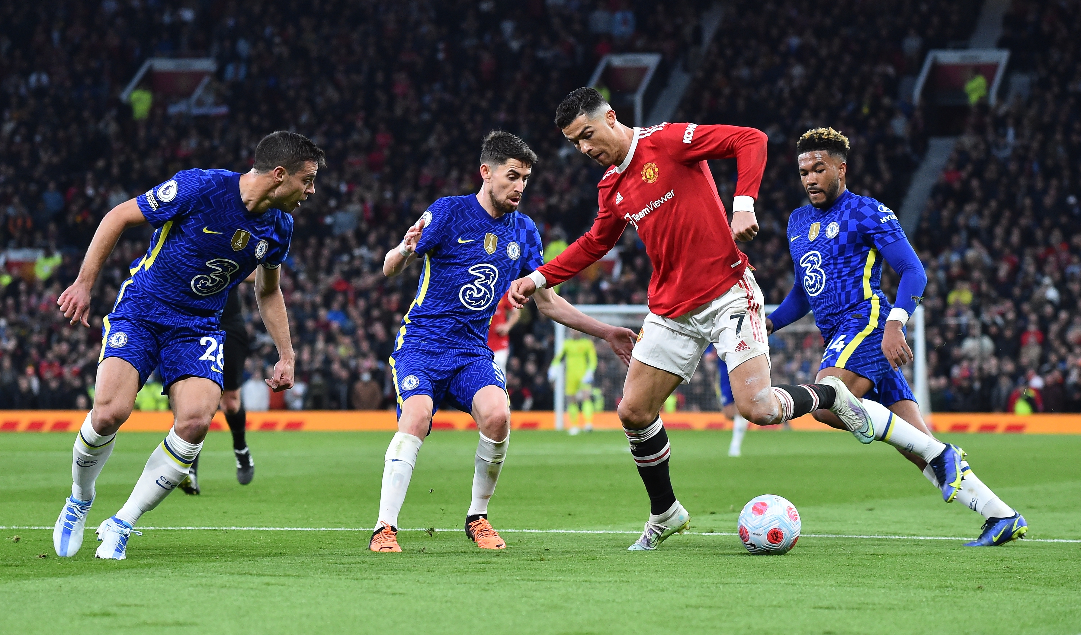 Manchester (United Kingdom), 28/04/2022.- Manchester United's Cristiano Ronaldo (2-nd R) in action against Chelsea's Cesar Azpilicueta (L), Jorginho (2-nd L) and Trevoh Chalobah (R) during the English Premier League soccer match between Manchester United and Chelsea FC in Manchester, Britain, 28 April 2022. (Reino Unido) EFE/EPA/PETER POWELL EDITORIAL USE ONLY. No use with unauthorized audio, video, data, fixture lists, club/league logos or 'live' services. Online in-match use limited to 120 images, no video emulation. No use in betting, games or single club/league/player publications