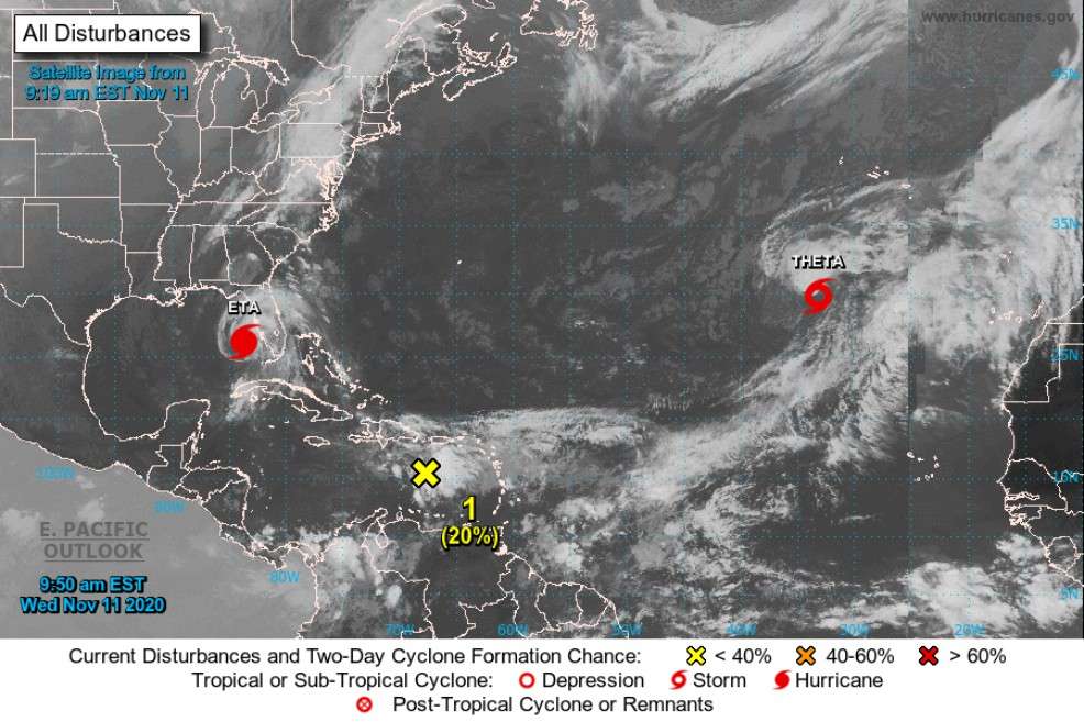 Fotografía satelital  del NHC que muestra la localización de las tormenta Eta y Theta