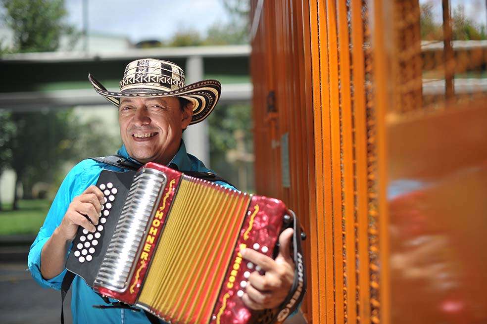 Manuel Vega con el acordeón que lo acompaña hace dos años y con el que participó, este año, en el Festival de la Leyenda Vallenata. / Cristian Garavito - El Espectador