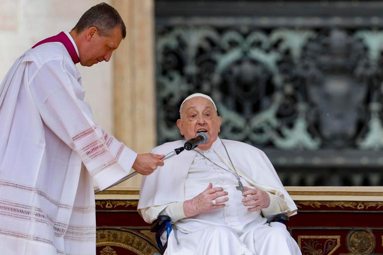 El papa apareció en la plaza de San Pedro para el Domingo de Ramos