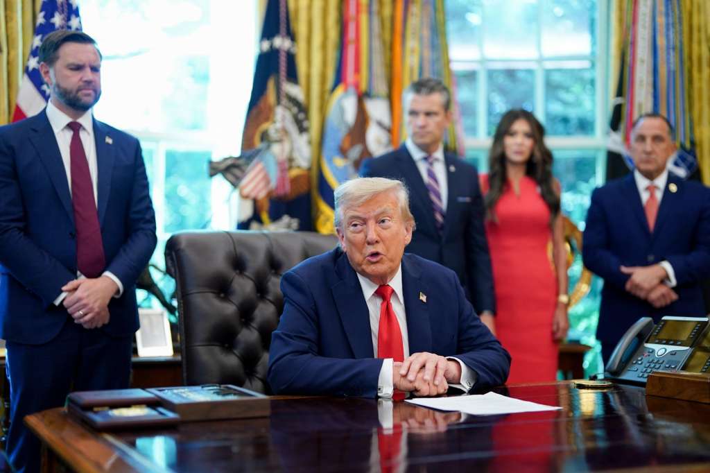 Washington (United States), 25/08/2025.- US President Donald Trump (2-L) speaks during an executive order signing in the Oval Office of the White House in Washington, DC, USA, 25 August 2025. US President Donald Trump is expected to sign two executive orders aiming to end cashless bail in Washington and nationwide, marking the latest move in the administration's agenda to crack down on crime. EFE/EPA/AL DRAGO / POOL