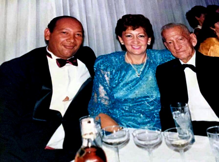 De Izquierda a derecha, Arcadio Martínez, Ana Cristina y Don Toba en el matrimonio de su nieta OrietaPaulina murió en Valledupar a las 4:00 a.m. del 29 de abril de 1979 debido a una trombosis que la dejó en estado vegetativo por tres días. Se llevóa la tumba la alegría de haber sido la inspiración de Las Sabanas del Diluvio. Que lo disfruten: