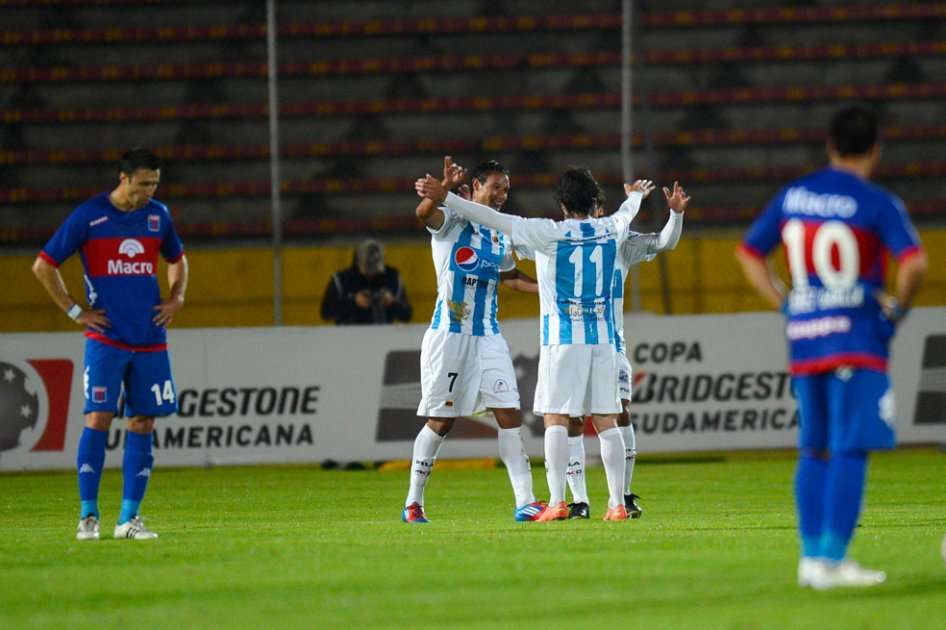 Jugadores del Deportivo Quito celebran el triunfo sobre Tigre de Argentina en Copa Sudamericana. / AFP