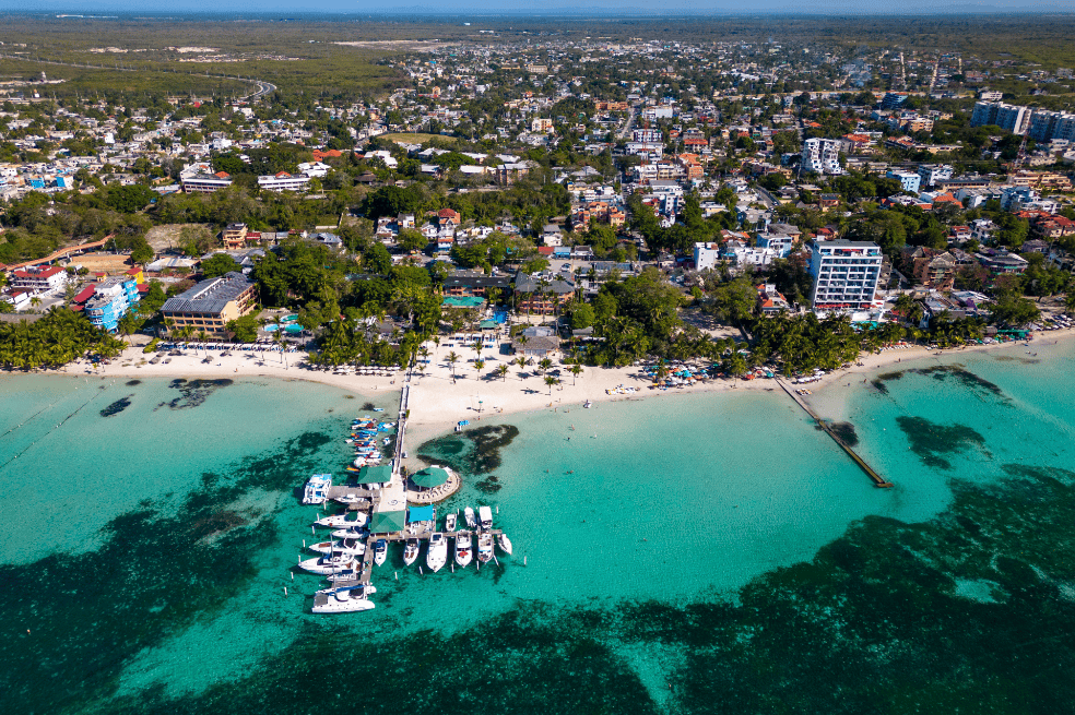 Rodeada por el Atlántico y el Caribe, República Dominicana tiene 1,600 km de costa y 400 km de playas de ensueño.