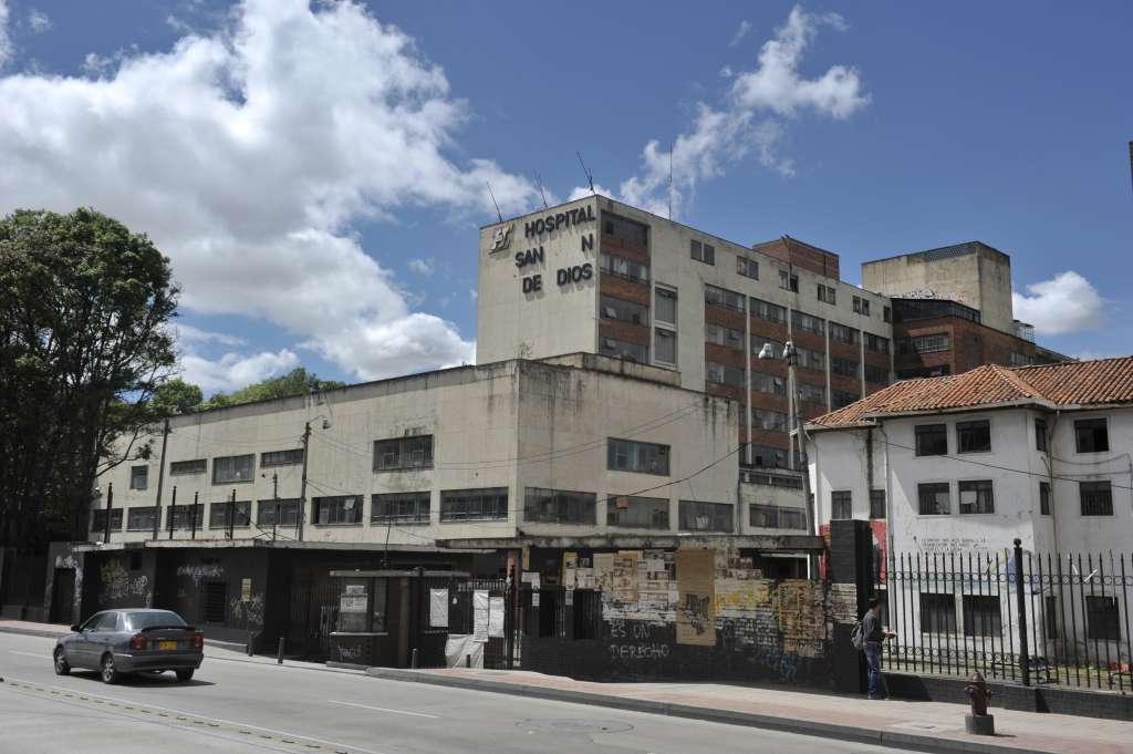 Fachada de este hospital ubicado sobre la Carrera décima en Bogotá